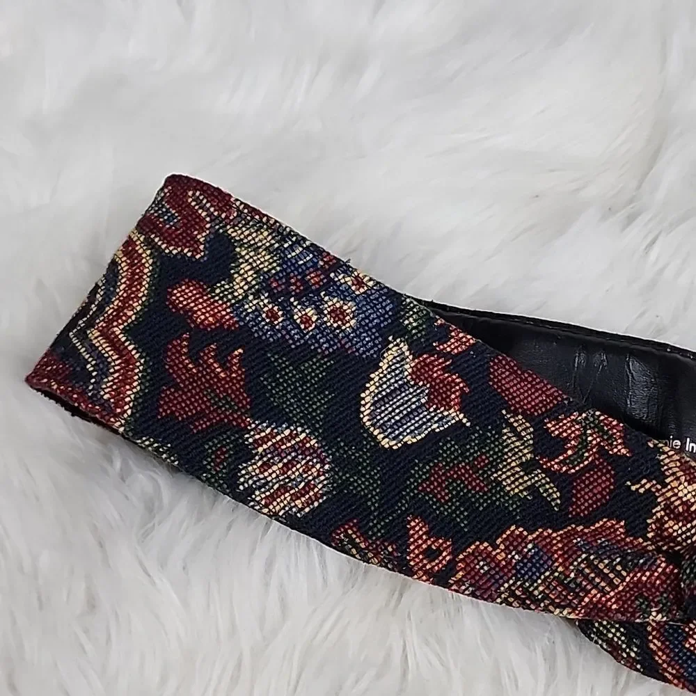 Express clasp tapestry
